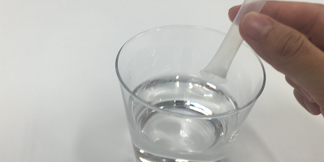 試薬を使用。硝酸態窒素が含まれていれば赤く色づきます。